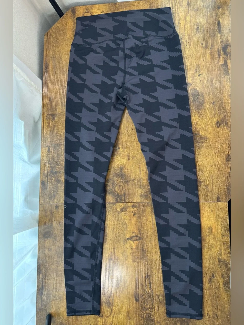ALO Yoga High Rise Gray and Black Houndstooth Print Airbrush Leggings, Large